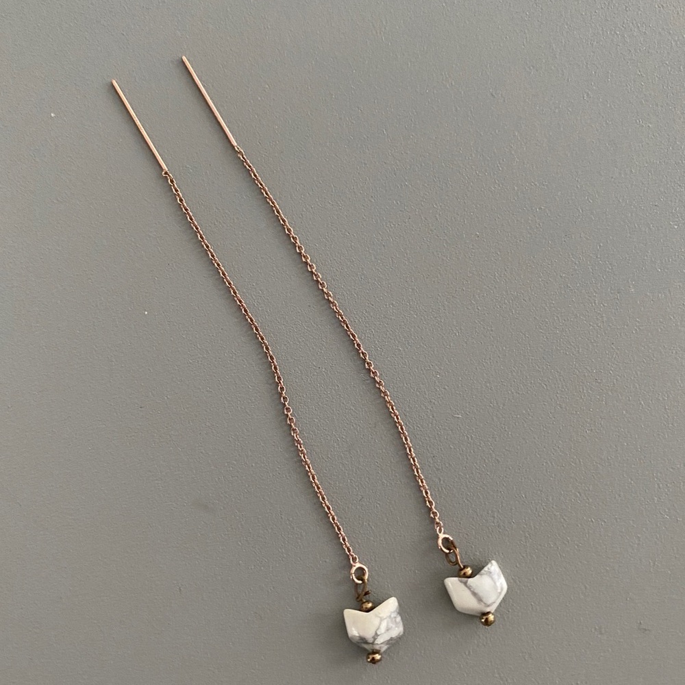 Pair rose gold chain earrings w/ arrow stones